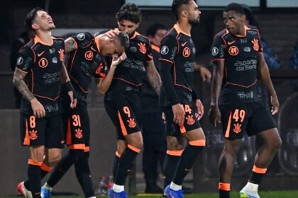 Corinthians derrota Platense na Libertadores na estreia de Diniz