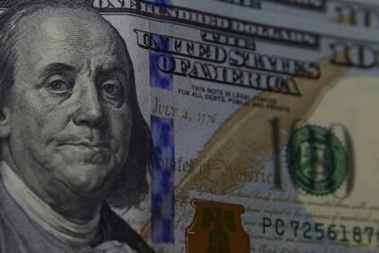 Dólar cai a R$ 5,06, e bolsa bate recorde com alívio no Oriente Médio