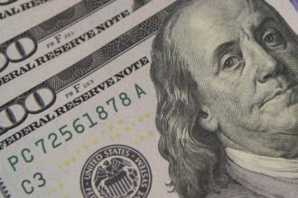 Dólar cai para R$ 5,01, e bolsa renova recorde com ajuda do exterior