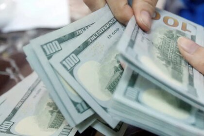 Dólar fecha abaixo de R$ 5, e bolsa cai com cautela global
