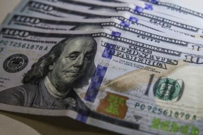 Dólar volta a R$ 5, e bolsa cai com tensão no Oriente Médio
