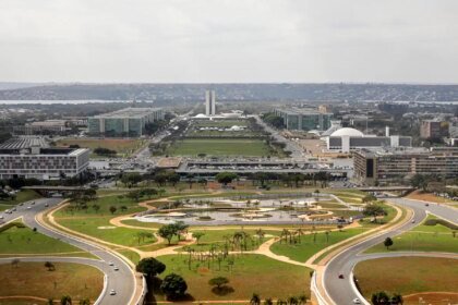 Emendas parlamentares e juros da dívida apertam investimentos públicos