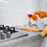 Pessoa limpando fogão