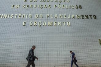 Gasto com pessoal e benefícios fiscais terão limite a partir de 2027