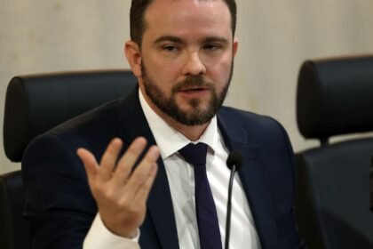 Governo eleva imposto do cigarro para bancar querosene e biodiesel