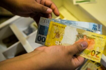 Governo propõe salário mínimo de R$ 1.717 em 2027