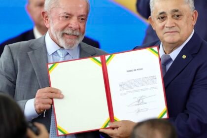 José Guimarães assume ministério e fala em "derrotar o fascismo"