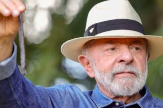 Lula vai a SP para tirar excesso de pele na cabeça e tratar tendinite