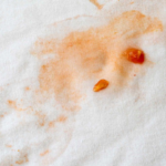 Mancha de molho no guardanapo? Veja como remover sem esforço