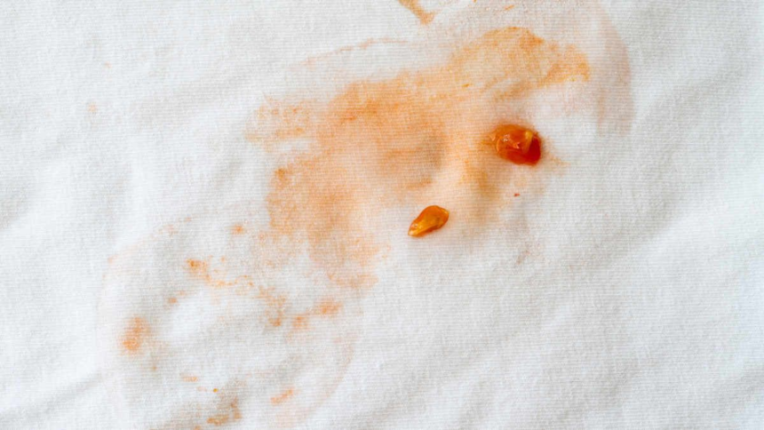 Mancha de molho no guardanapo? Veja como remover sem esforço