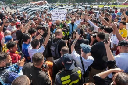 Motoristas protestam contra regulamentação do serviço por aplicativo