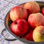 Imagem de maçãs em um escorredor de macarrão