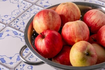 Imagem de maçãs em um escorredor de macarrão