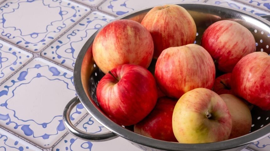 Imagem de maçãs em um escorredor de macarrão