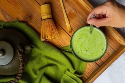 Nova febre nas cafeterias: ingrediente colorido rouba o lugar do matcha