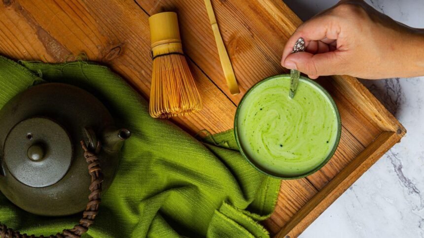 Nova febre nas cafeterias: ingrediente colorido rouba o lugar do matcha