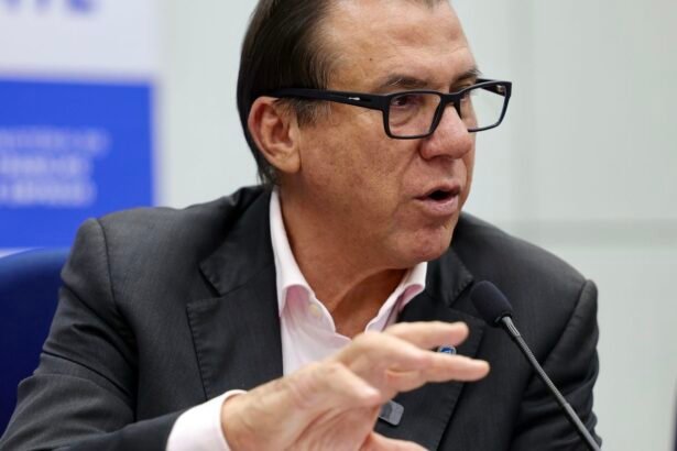 PECs da escala 6x1 não competem com o proposta do governo, diz Marinho