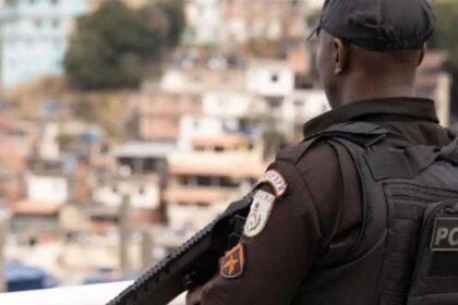 PM apreende três toneladas de drogas, fuzis e pistolas na Maré