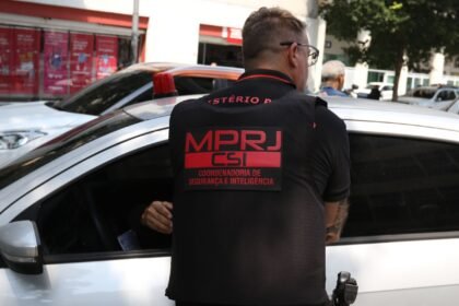 PMs do Rio são denunciados por desviar armas apreendidas em operações