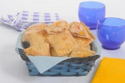 Pastel assado de frango fica dourado e crocante com ajustes simples no forno