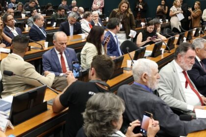 Pedido de vista adia votação da PEC do fim da 6x1 na CCJ da Câmara