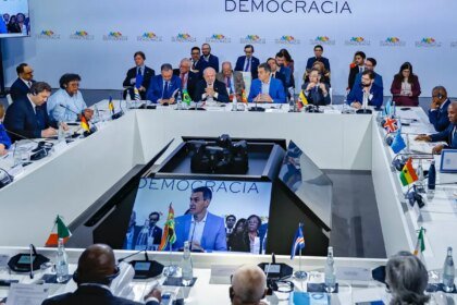 Pobres não podem pagar por irresponsabilidade das guerras, diz Lula