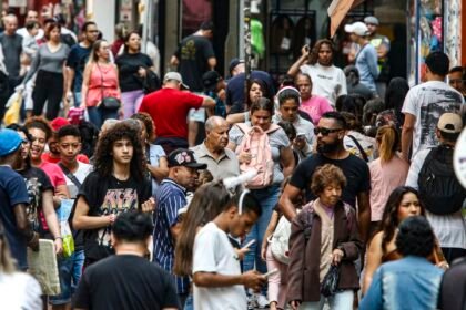 População no Brasil cresce em ritmo menor e está envelhecendo