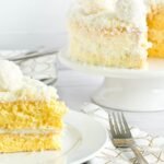 Foto mostra pedaços de bolo de coco em fatias em cima de uma bandeja.