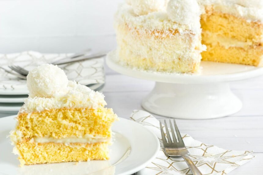 Foto mostra pedaços de bolo de coco em fatias em cima de uma bandeja.