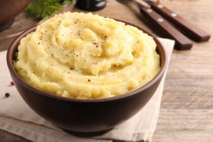 Imagem de uma porção de purê de batata em um pote marrom escuro