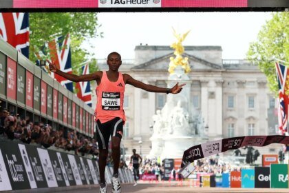 Queniano se torna primeiro atleta a correr maratona abaixo de 2 horas