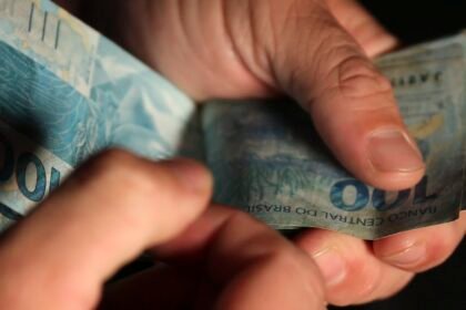 Salário médio do trabalhador amplia recorde e chega a R$ 3.722