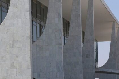 Terceirizados do governo têm redução de jornada e auxílio para creche