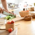 Imagem de uma pessoa cortando folhas verdes