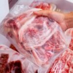 Descongelar carne corretamente ajuda a evitar contaminação alimentar