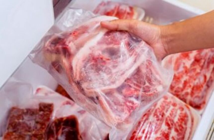Descongelar carne corretamente ajuda a evitar contaminação alimentar
