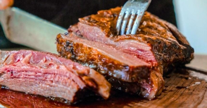 Temperar carne do jeito certo faz toda a diferença no sabor, na textura e na suculência do preparo