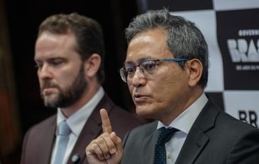 10/04/2026 - Brasília/DF - O ministro da Fazenda, Dario Durigan, anuncia a Cooperação Mútua entre a Receita Federal do Brasil (RFB) e o U.S. Customs and Border Protection (CBP), agência de fronteiras dos Estados Unidos, para o combate ao crime transnacional.  Na foto o ministro da Fazenda, Dario Durigan (e), e o secretário especial da Receita Federal, Robinson Barreirinhas (d).  Foto: Rafa Neddermeyer/Agência Brasil