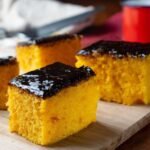 Cobertura de chocolate cria a casquinha clássica do bolo de cenoura