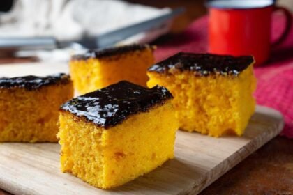 Cobertura de chocolate cria a casquinha clássica do bolo de cenoura