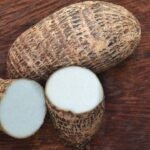 Imagem de um inhame inteiro e um cortado ao meio