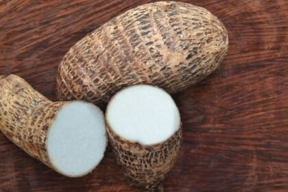 Imagem de um inhame inteiro e um cortado ao meio