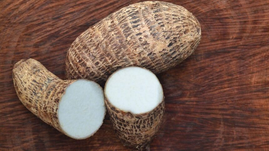 Imagem de um inhame inteiro e um cortado ao meio