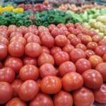 Tomate aparece entre os alimentos com maior presença de resíduos de agrotóxicos e também teve forte alta nos preços