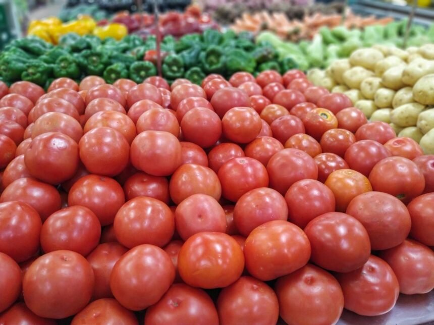 Tomate aparece entre os alimentos com maior presença de resíduos de agrotóxicos e também teve forte alta nos preços