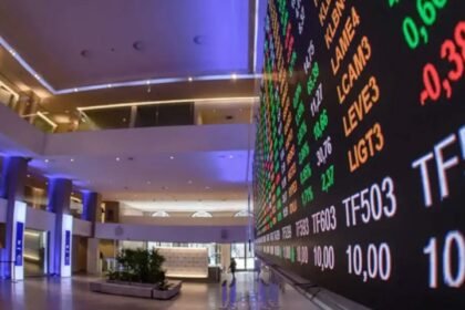 Bolsa atinge menor nível desde janeiro com exterior e tensão política