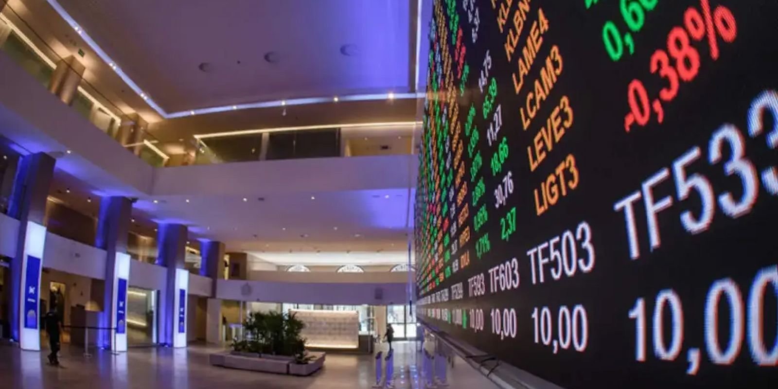 Bolsa cai mais de 2% e atinge menor nível desde o fim de março