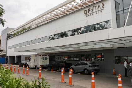 Bolsonaro é internado para cirurgia no ombro em Brasília