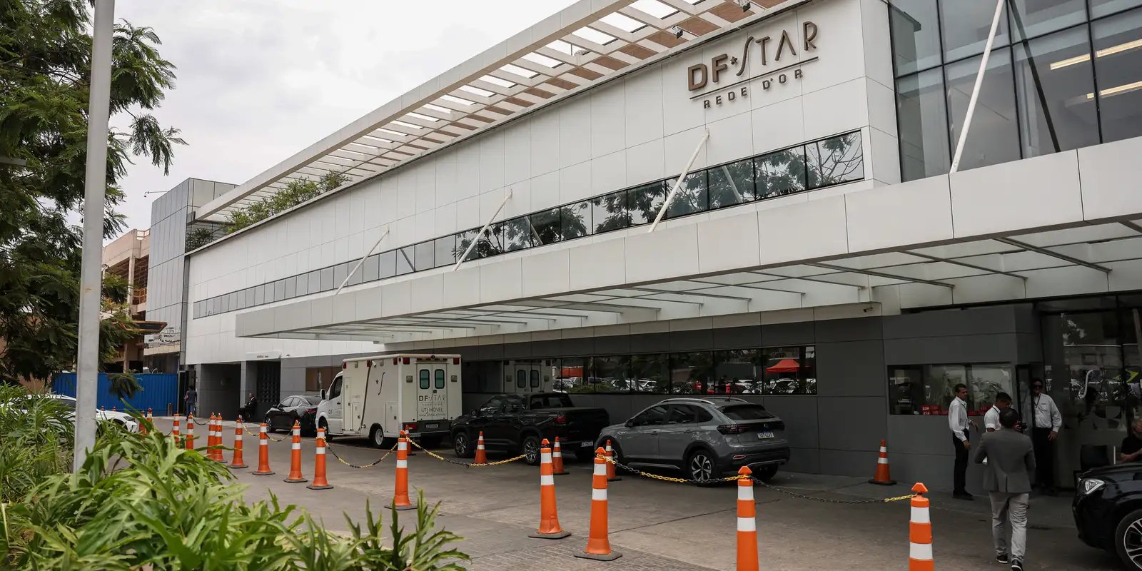 Bolsonaro é internado para cirurgia no ombro em Brasília