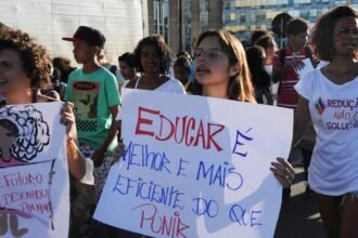 CCJ adia novamente análise de PEC sobre redução da maioridade penal